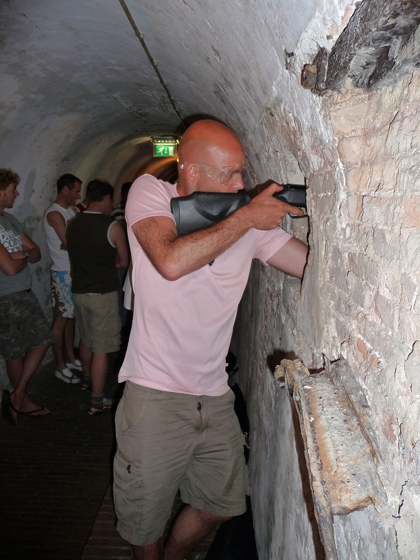 Man die buksschieten beoefent in de tunnel van Fort Kijkduin, Den Helder, als onderdeel van een schietexpeditie.